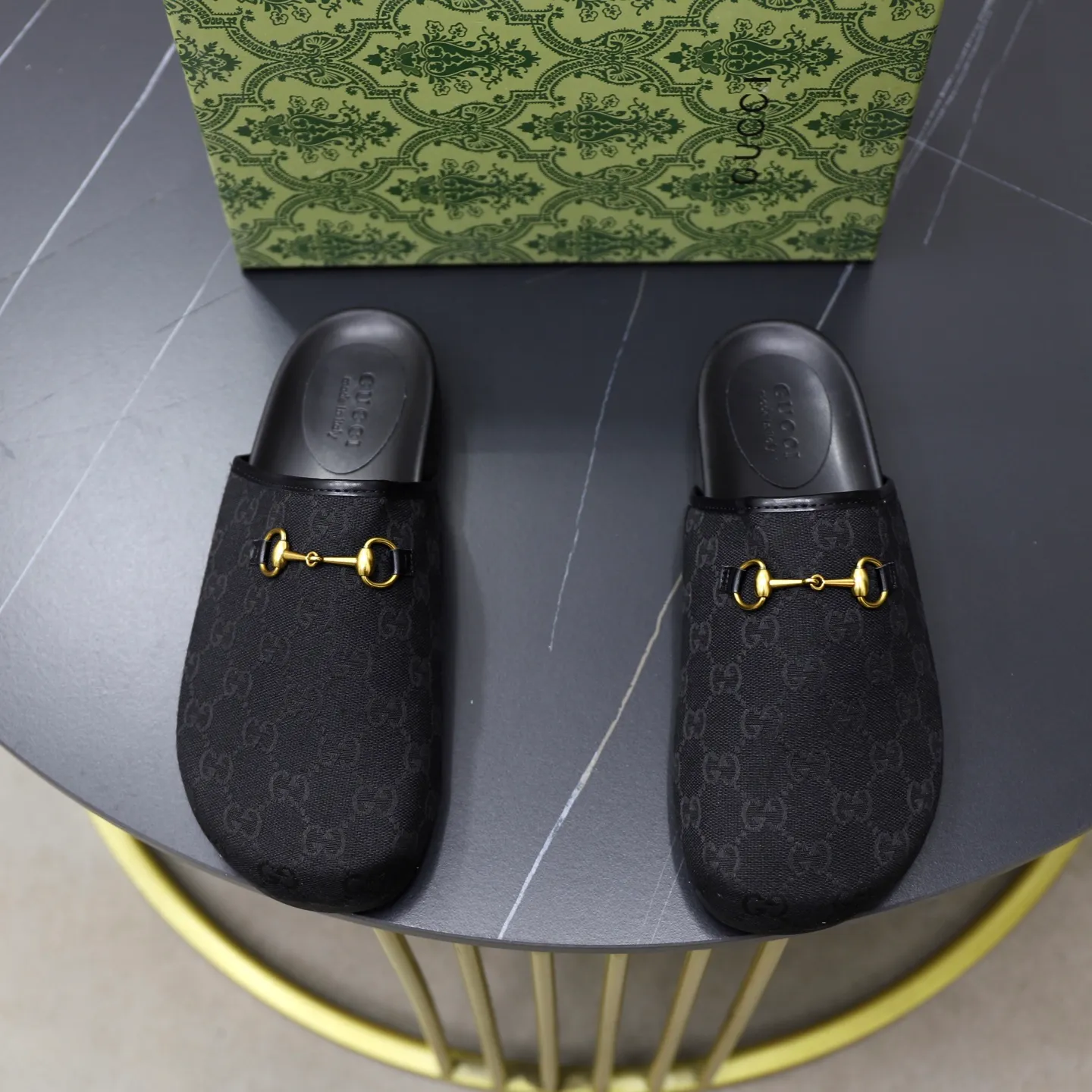 Ex-factory price: 340💰🙅‍♂️🙅‍♂️🙅‍♂️Couple model Brand: GUCCI Standard code: 35-44 (45 customized) Grade: Same as the official website Material: Original leather design Original lightweight wear-resistant molded outsole Style category: Men's fashion sandals Distinguished luxury brand elements Top luxury Color: Actual picture color